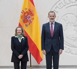 Su Majestad el Rey acompañado de la presidenta del Fondo Monetario Internacional (FMI), Kristalina Georgieva, y de la vicepresidenta primera del Gobie