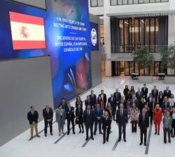 Don Felipe acompañado las autoridades asistentes y por los empleados españoles del FMI 