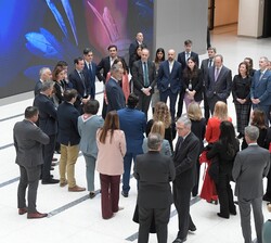 Su Majestad el Rey conversa con los empleados españoles del FMI durante el encuentro mantenido en la sede del FMI