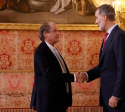 Su Majestad el Rey recibe el saludo del presidente de la Fundación Princesa de Girona, Francisco Belil