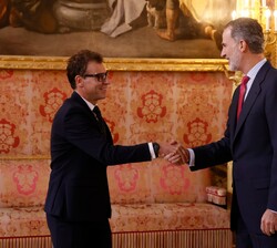 Su Majestad el Rey recibe el saludo del director general de la Fundación Princesa de Girona, Salvador Tasqué