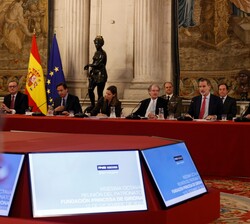 Don Felipe durante el desarrollo de la reunión