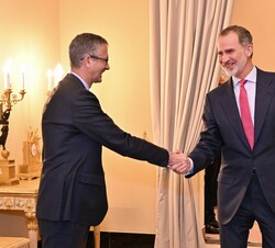 A su llegada, Su Majestad el Rey es recibido por el presidente de la Fundación pro Real Academia Española y gobernador del Banco de España, pablo Hern