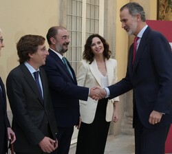 Su Majestad el Rey recibe el saludo de los miembros del patronato de la Fundación Pro-RAE