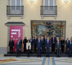 Su Majestad el Rey junto a las autoridades que asistieron a al reunión del Patronato de la Fundación Pro Real Academia Española