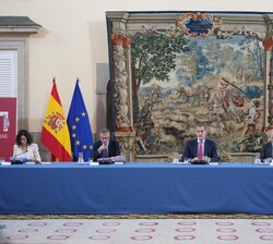 Su Majestad el Rey durante el desarrollo de la reunión del Patronato de la Fundación Pro Real Academia Española