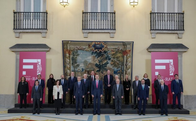 Su Majestad el Rey junto a las autoridades que asistieron a al reunión del Patronato de la Fundación Pro Real Academia Española