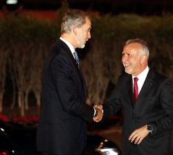 Su Majestad el Rey recibe el saludo del presidente de Canarias, Ángel Víctor Torres