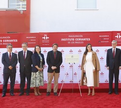 Doña Letizia junto a la placa conmemorativa de la visita a la nueva sede del Instituto Cervantes y autoridades
