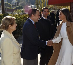 La Reina recibe el saludo del ex embajador de Estados Unidos en España, James Costos, durante la bienvenida de las autoridades