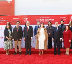 Doña Letizia con los representantes de la cultura en español de Los Ángeles