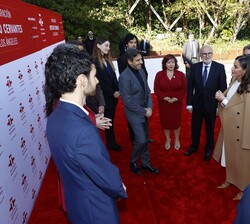 La Reina conversa con los representantes de la cultura en español de Los Ángeles