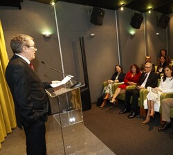 La Reina durante el acto de inauguración del Instituto Cervantes en Los Ángeles