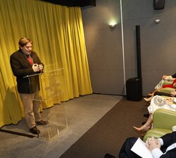 Doña Letizia en la primera fila de asientos durante la intervención del director del Instituto Cervantes, Luis García Montero
