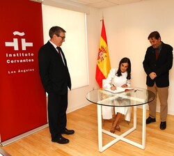 La Reina firma en el libro de honor del Instituto Cervantes en Los Ángeles