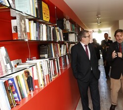 Doña Letizia, durante la vista, en la biblioteca del Instituto Cervantes de Los Ángeles
