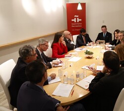 Su Majestad la Reina en la mesa de la reunión de trabajo