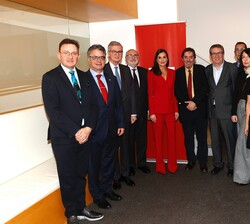 La Reina con las autoridades y el personal del Instituto Cervantes de Los Ángeles