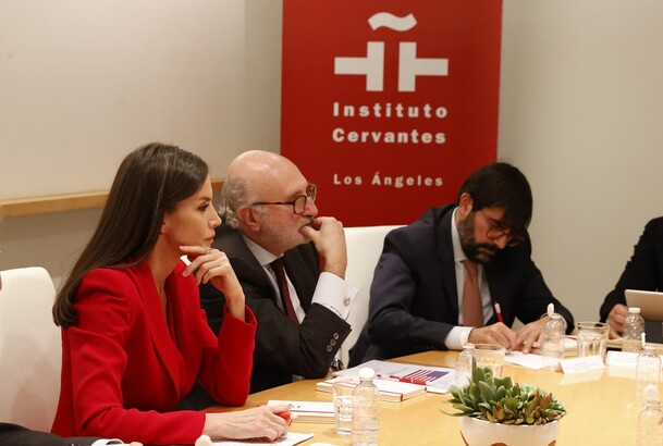 Doña en la mesa de la reunión de trabajo en la sede del Instituto Cervantes de Los Ángeles