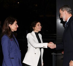 Su Majestad el Rey recibido a su llegada por la presidenta de la Comunidad de Madrid, Isabel Díaz Ayuso