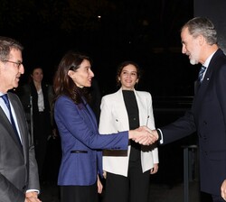 Su Majestad el Rey recibido a su llegada por la ministra de Justicia, Pilar Llop
