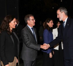 Su Majestad el Rey recibido a su llegada por el presidente del Partido Popular, Alberto Núñez Feijóo