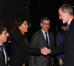 Su Majestad el Rey recibido a su llegada por la presidenta de la Asamblea de Madrid, María Eugenia Carballedo