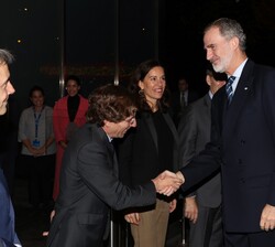 Su Majestad el Rey recibido a su llegada por el alcalde de Madrid, José Luis Martinez-Almeida