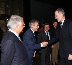 Su Majestad el Rey recibido a su llegada por el presidente de la Fundación Víctimas del Terrorismo, Tomás Caballero