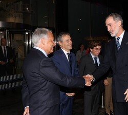 Su Majestad el Rey recibido a su llegada porel presidente de Mutua Madrileña Automovilista, Ignacio Garralda