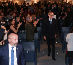 Su Majestad el Rey accede al interior del auditorio
