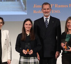 Don Felipe entrega el premio a la alumna Jimena María Ramos y a la representante del Colegio CEU San Pablo Montepríncipe