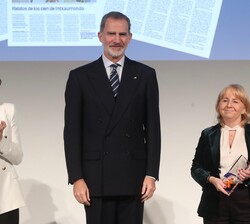 Su Majestad el Rey entrega el premio a Arantza González Egaña
