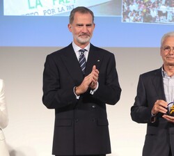 Su Majestad el Rey entrega el premio a Carlos Totorika Izaguirre, ex alcalde de Ermua