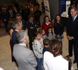 Don Felipe conversa con los premiados y las autoridades