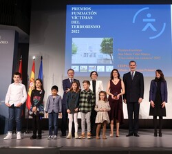 Don Felipe entrega el premio a los alumnos de primaria y a la directora del Colegio CEIP Gandhi