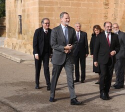 Su Majestad el Rey junto a las autoridades que le recibieron a su llegada al Parador de Alcañiz