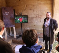 Don Felipe visita la obra "La Edad de Oro"