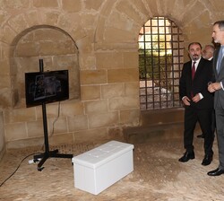 Su Majestad el Rey durante su visita a la exposición