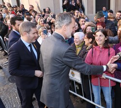 Don Felipe recibe el saludo de los vecinos