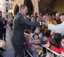 El público saluda a Su Majestad el Rey en su visita a Alcañiz
