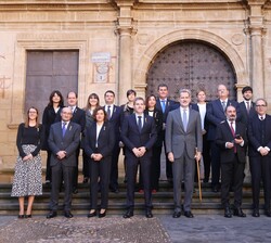 Su Majestad el Rey junto a la Corporación Municipal