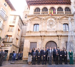 Fotografía de grupo de Su Majestad el Rey junto a la Corporación Municipal
