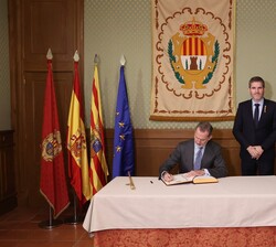 Su Majestad el Rey durante la firma del Libro de Honor