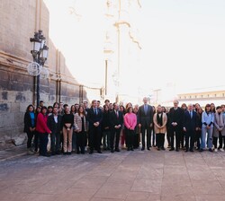 Su Majestad el Rey junto a los jóvenes participantes en la obra "Luz sobre Alcañiz" y su autor, Fernando Sánchez Castillo