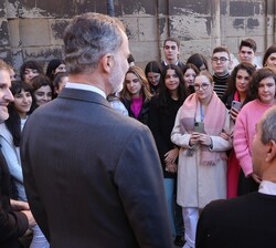 Don Felipe conversa con los participantes en la obra "Luz sobre Alcañiz"