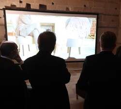 Su Majestad el Rey durante la visita a la obra "Las Reglas de Oro" de la artista María Ruido