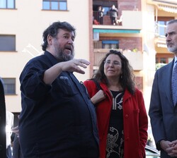 Su Majestad el Rey conversa con Pedro G. Romero, autori de la obra "Órgano sin Cuerpo" (instalación sonora)