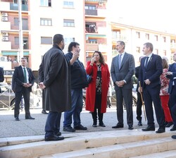 Don Felipe junto a las autoridades y el autor de la obra sonora "Órgano sin Cuerpo", Pedro G. Romero