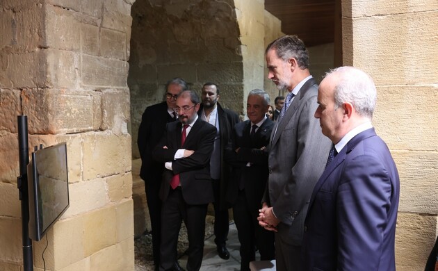 Durante su recorrido, Don Felipe atiende a la proyección de la obra "La Edad de Oro" durante su recorrido por la exposición